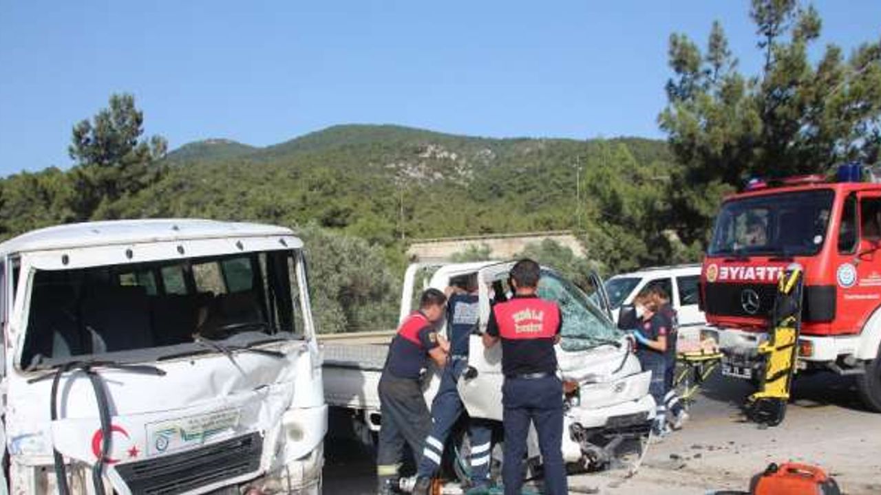 Bodrum’da işçileri taşıyan minibüs kamyonetle çarpıştı: 8 yaralı