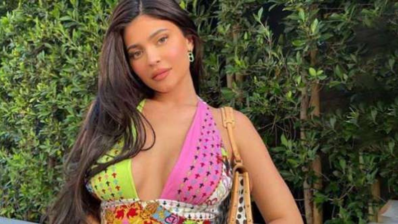 Peş peşe bikinili pozlarını paylaşan Kylie Jenner, saatler içinde rekor beğeniye ulaştı