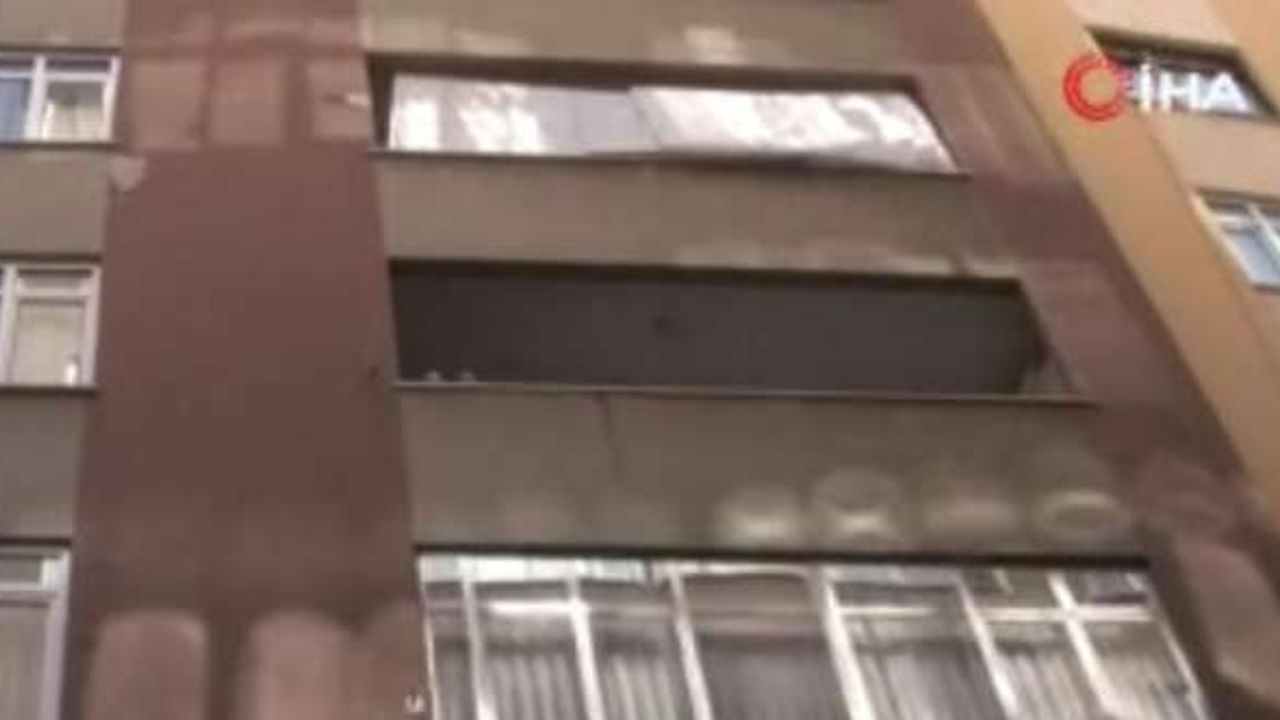 Şişli’de çökme riskine karşı boşaltılan binanın ön kısmı demirler ile desteklendi