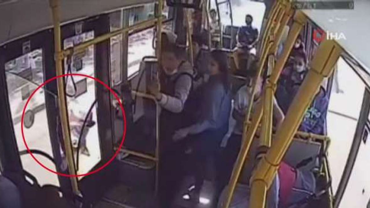 Rusya’da annesinin kucağındaki bebeğin bacağı otobüsün kapısına sıkıştı