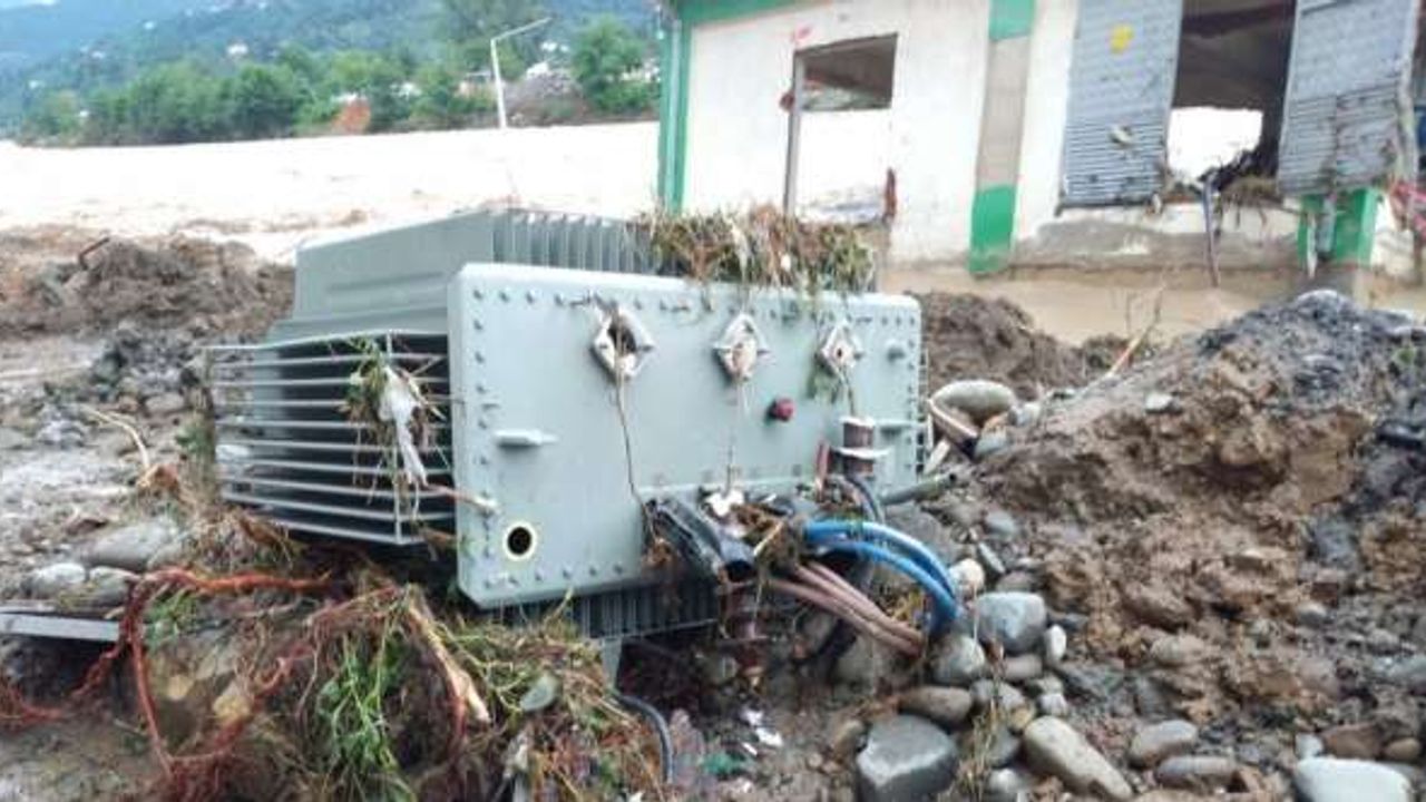 Enerji Bakanlığı: “Artvin ve Rize’de 56 trafo hasar nedeniyle, 67 trafo can ve mal güvenliği için devreden çıkarıldı”