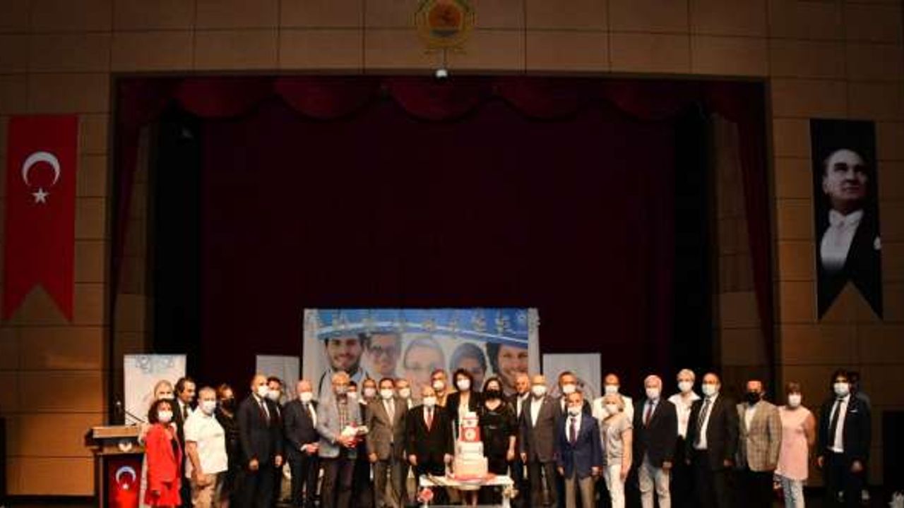 Meslekte 30 ve 40. yılını dolduran sağlıkçılara plaket
