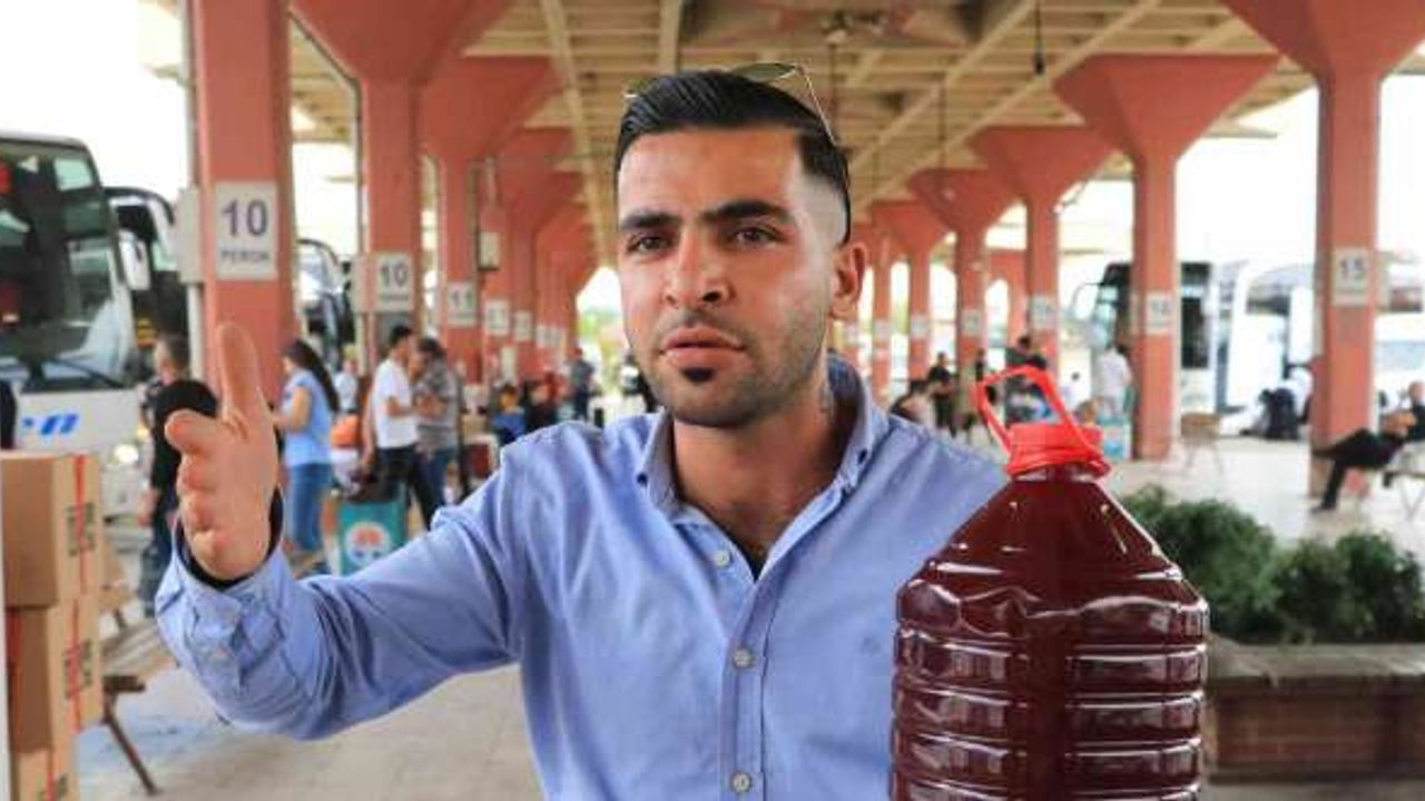 Yanan motosikleti 150 litre şalgam suyu dökerek söndürdüler