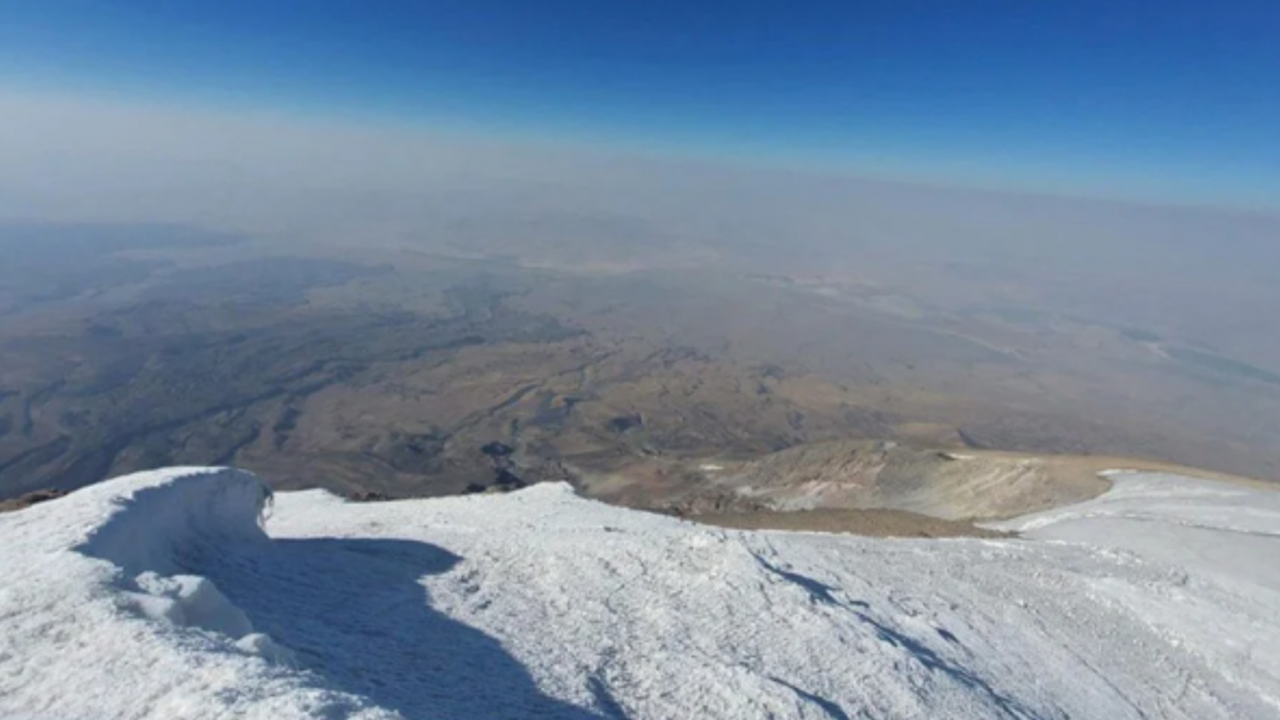 Ağrı Dağı'nın zirvesindeki şapka buzulları küresel ısınma nedeniyle eriyor