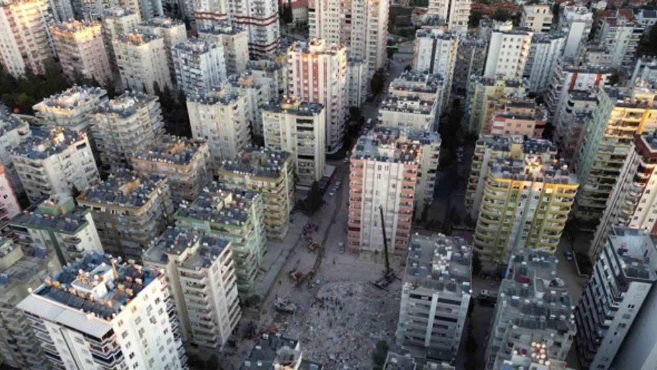 Adana Alpargun Apartmanı’nda arama kurtarma çalışmaları dron ile görüntülendi