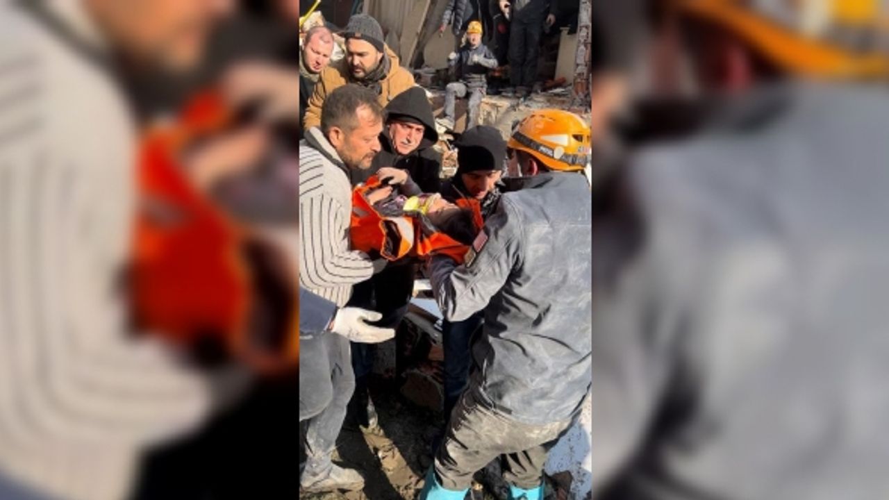 Enkazda 30 saat kalan kızını bekleyen baba böyle sevinç yaşadı