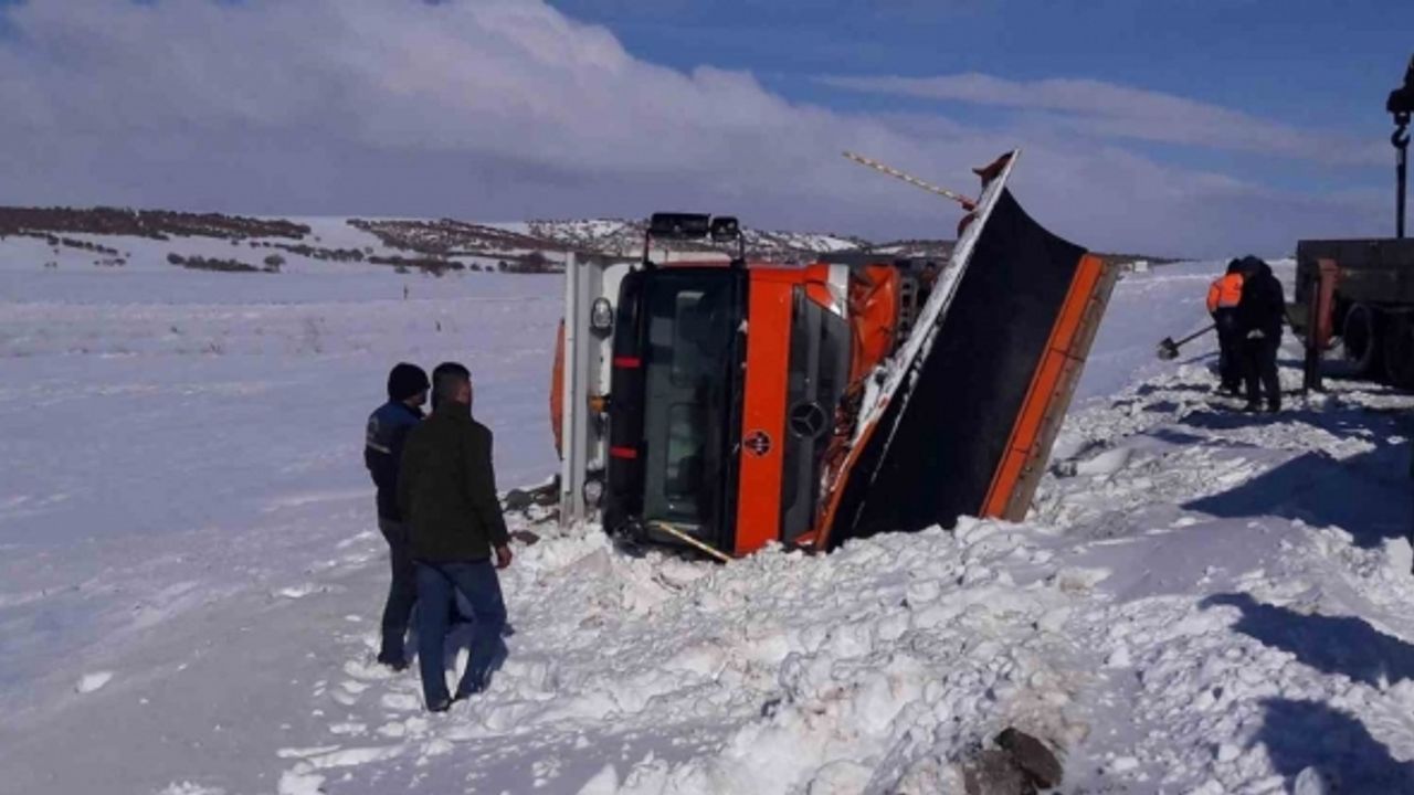 Kırıkkale’de kar küreme aracı devrildi, sürücü hafif yaralandı