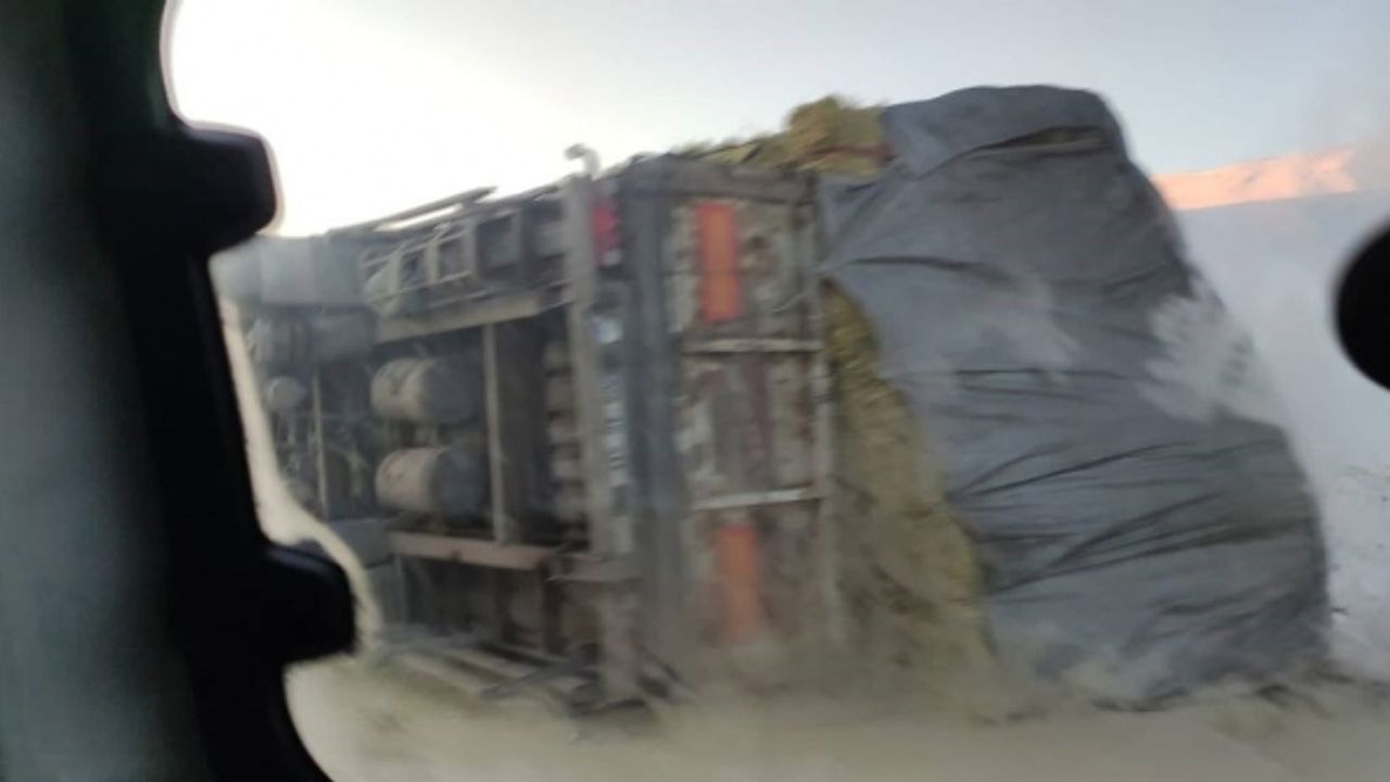 Kop Dağı’nda saman yüklü kamyon devrildi sürücünün burnu bile kanamadı