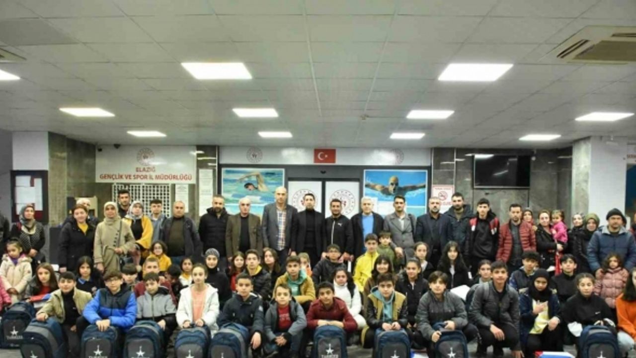 Elazığ’da 51 sporcu ve 9 antrenöre spor malzemesi dağıtıldı