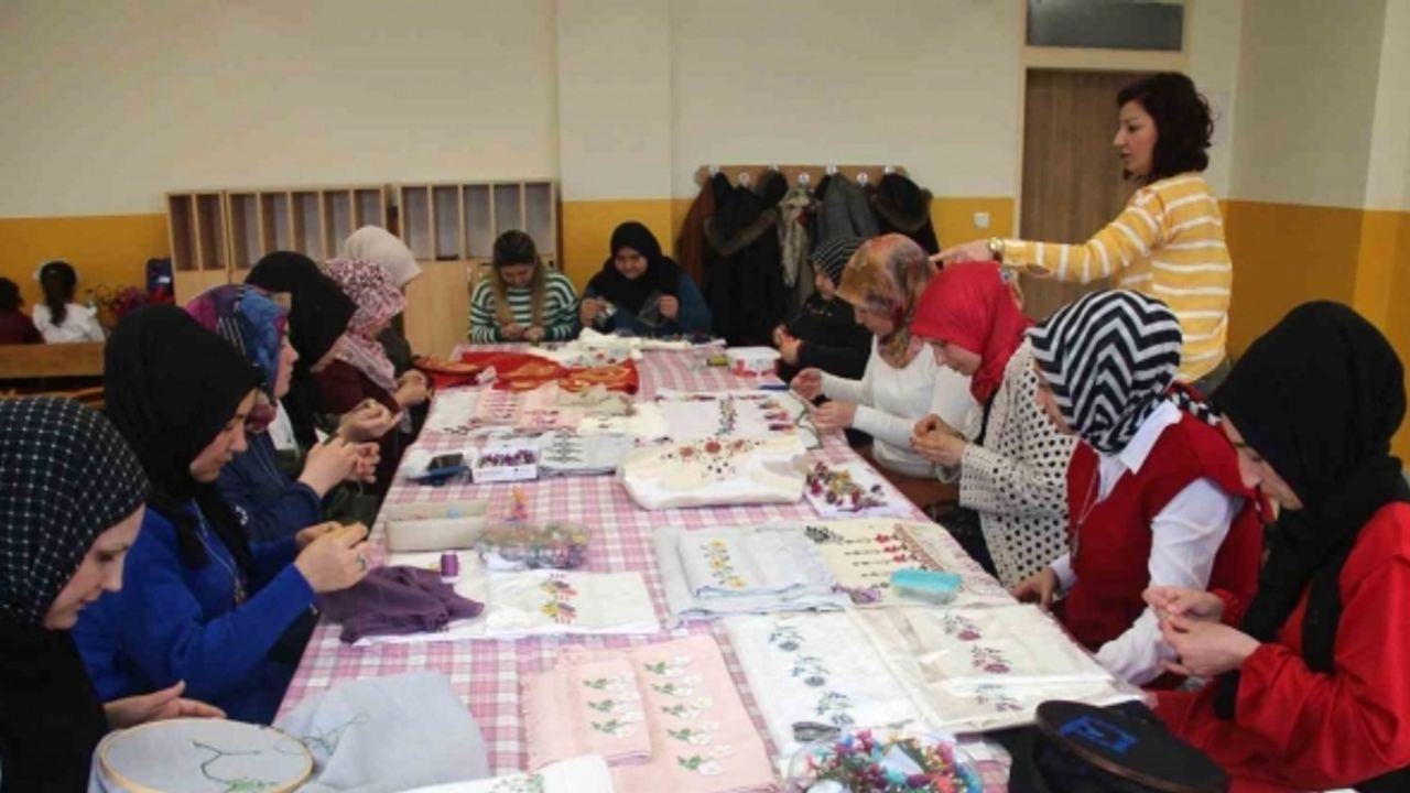 Kütahya’da iğne oyası kursu ilgi görüyor