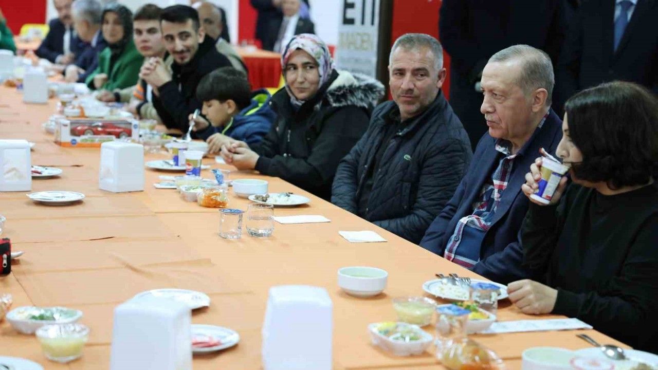 Cumhurbaşkanı Erdoğan, Balıkesir’de depremzedelerle beraber yemek yedi