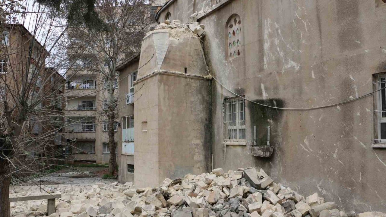 Depremde ağır hasar gören cami minaresi kontrollü yıkıldı