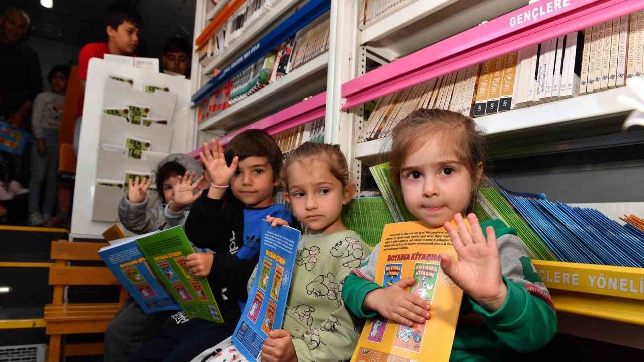 Mersin’de depremzede çocuklara kitap hediye edildi