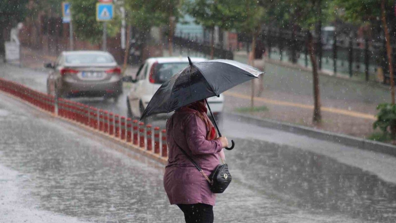 Aniden bastıran yağmura vatandaşlar hazırlıksız yakalandı