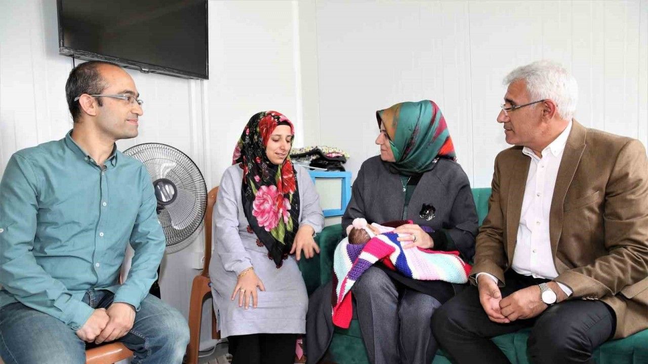 Başkan Güder bebek sevinci yaşayan depremzede aileyi ziyaret etti