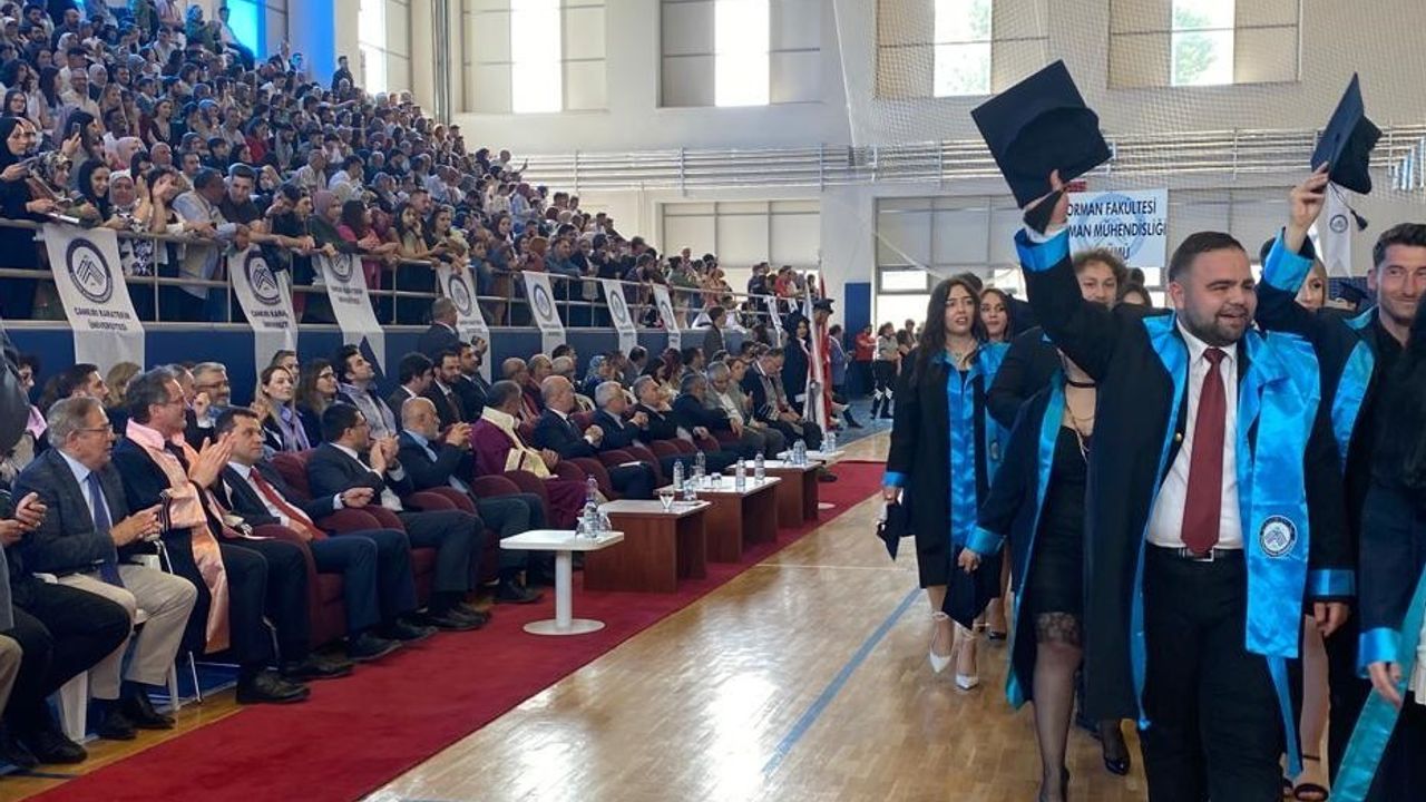 YÖK Başkanı Özvar, Çankırı’da üniversite öğrencilerinin mezuniyet heyecanına ortak oldu