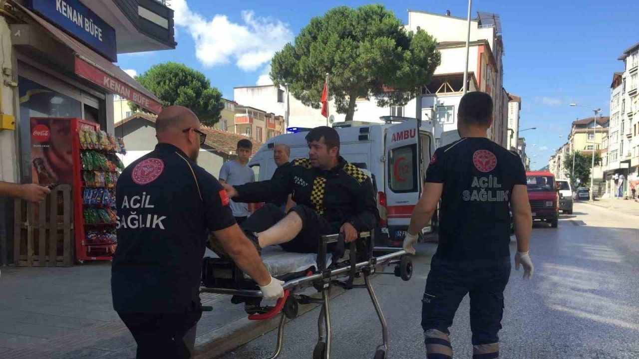 Aracın sıkıştırdığı motosiklet devrildi: 1 yaralı