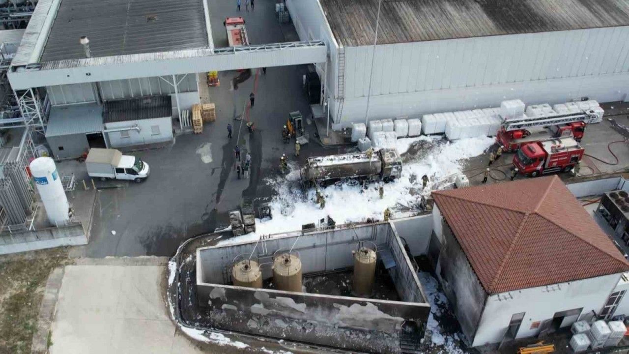 Arnavutköy’de fabrika bahçesindeki yakıt tankeri alev alev yandı