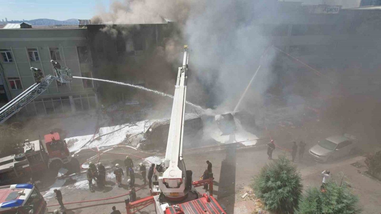 Başkentte sünger fabrikasında yangın: 1 kişi hayatını kaybetti