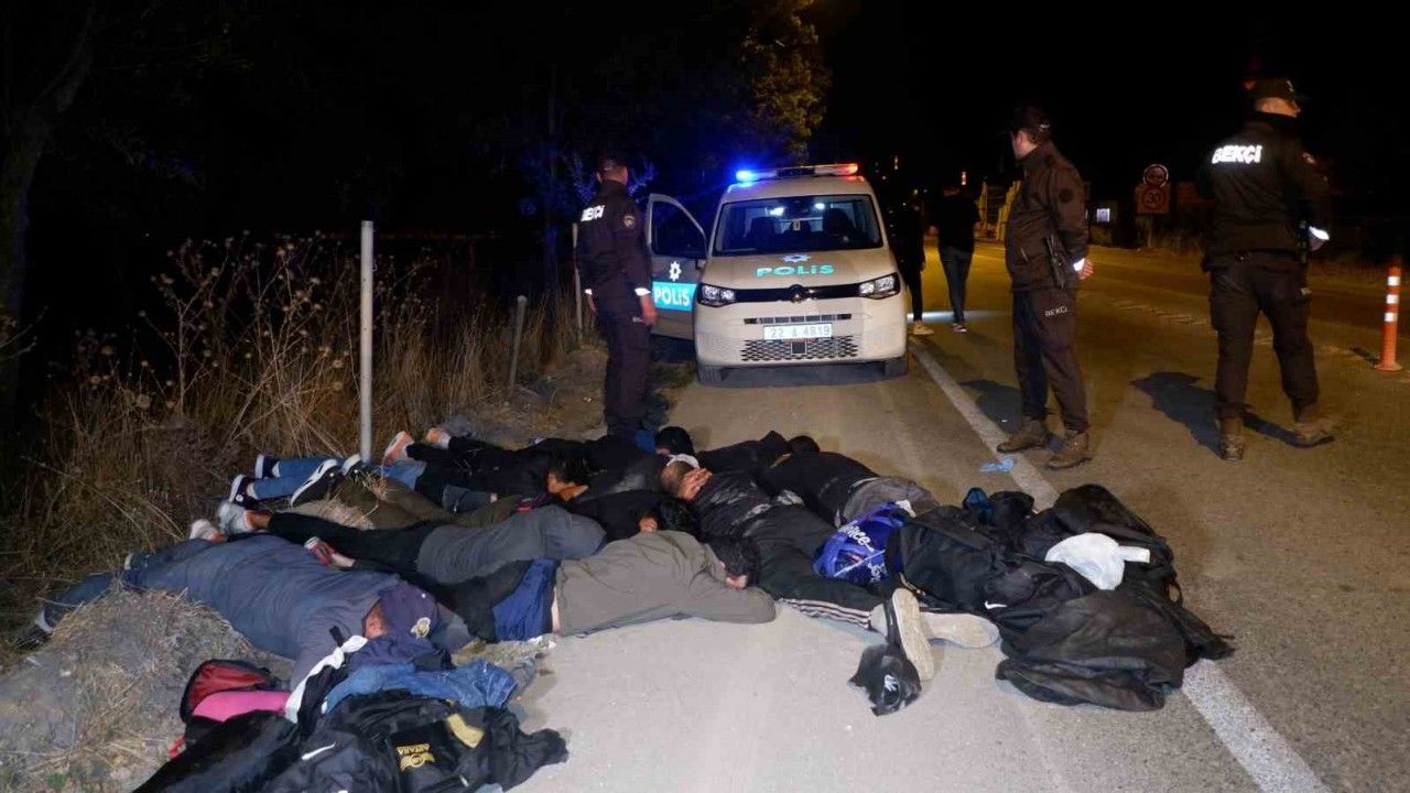 Polisin "dur" ihtarına uymayan göçmen kaçakçıları kaza yaptı, 9 göçmen yakalandı