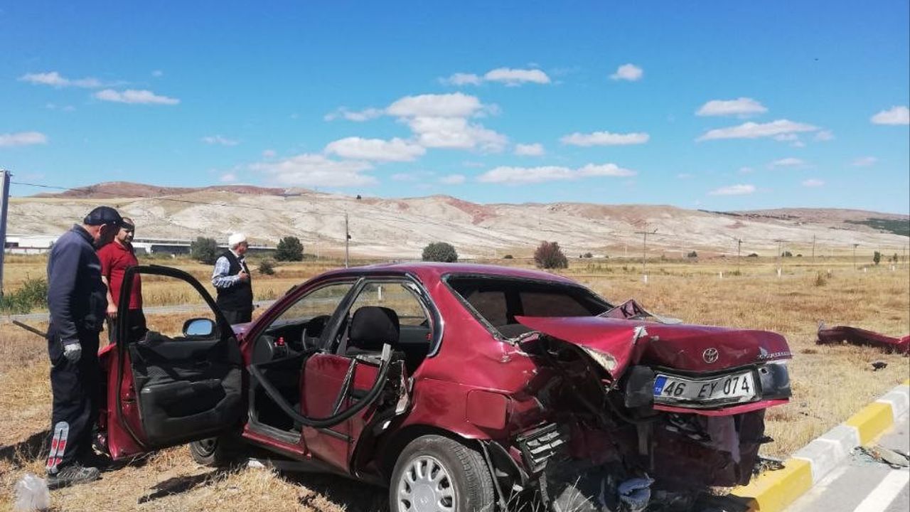 Sivas’ta otomobiller kavşakta çarpıştı: 4 yaralı