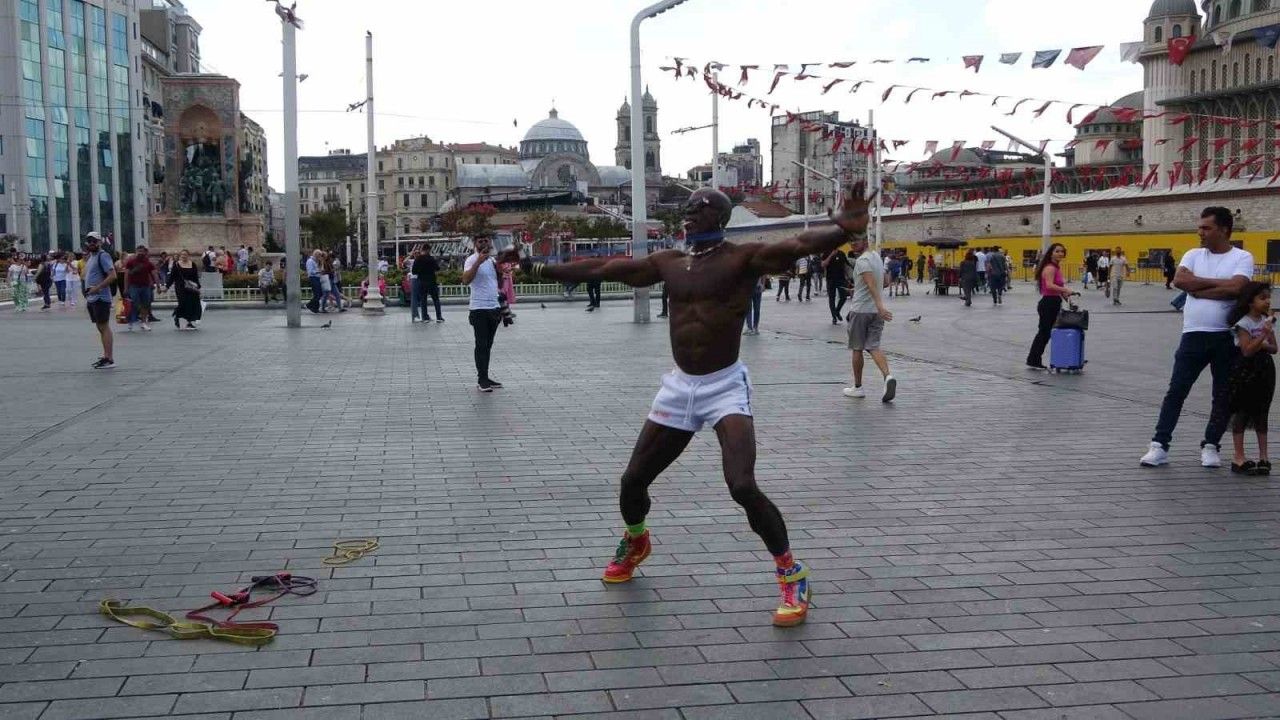 Taksim’de gösteri yapan Kamerunlu jimnastikçiye yoğun ilgi