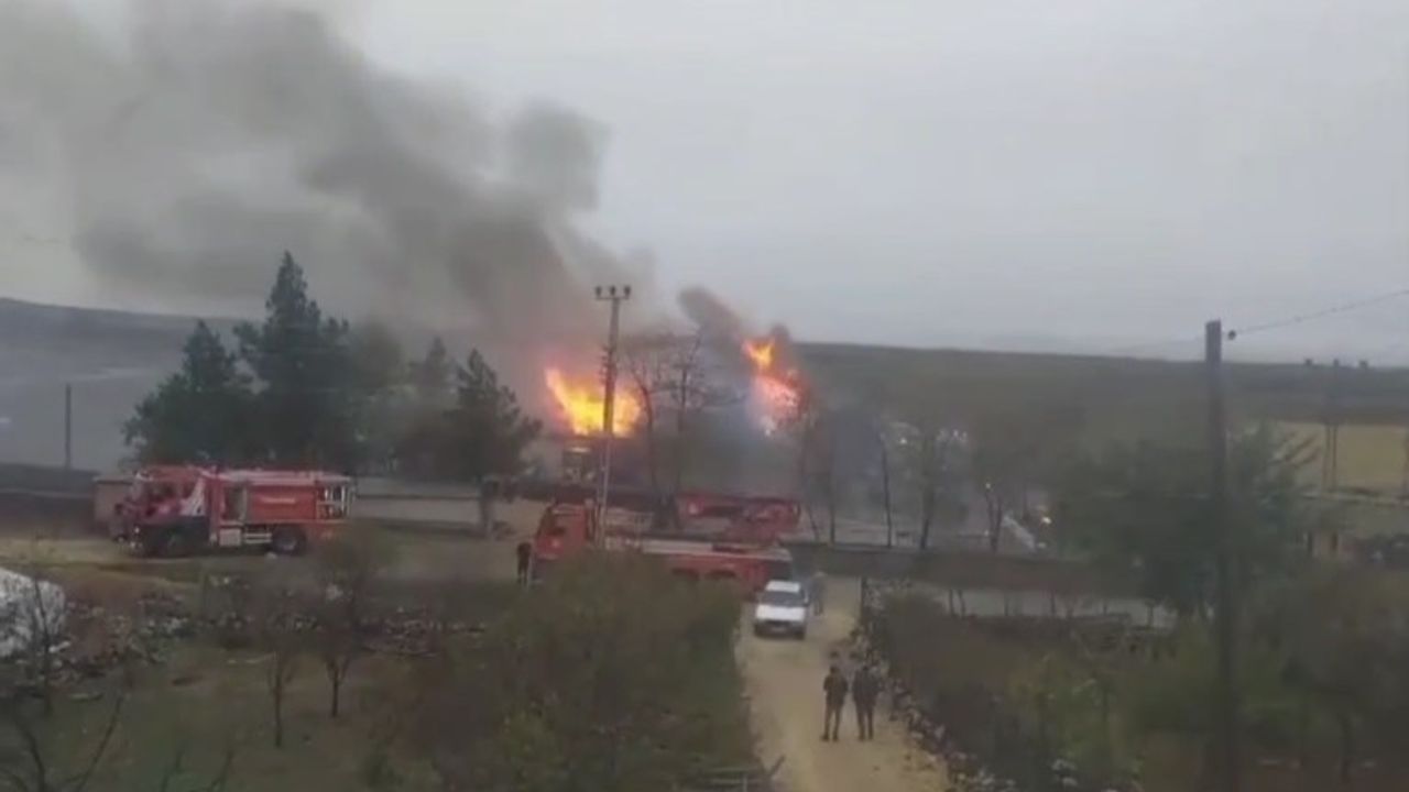 Diyarbakır’da okul çatısında yangın: Öğretmen ve öğrenciler tahliye edildi