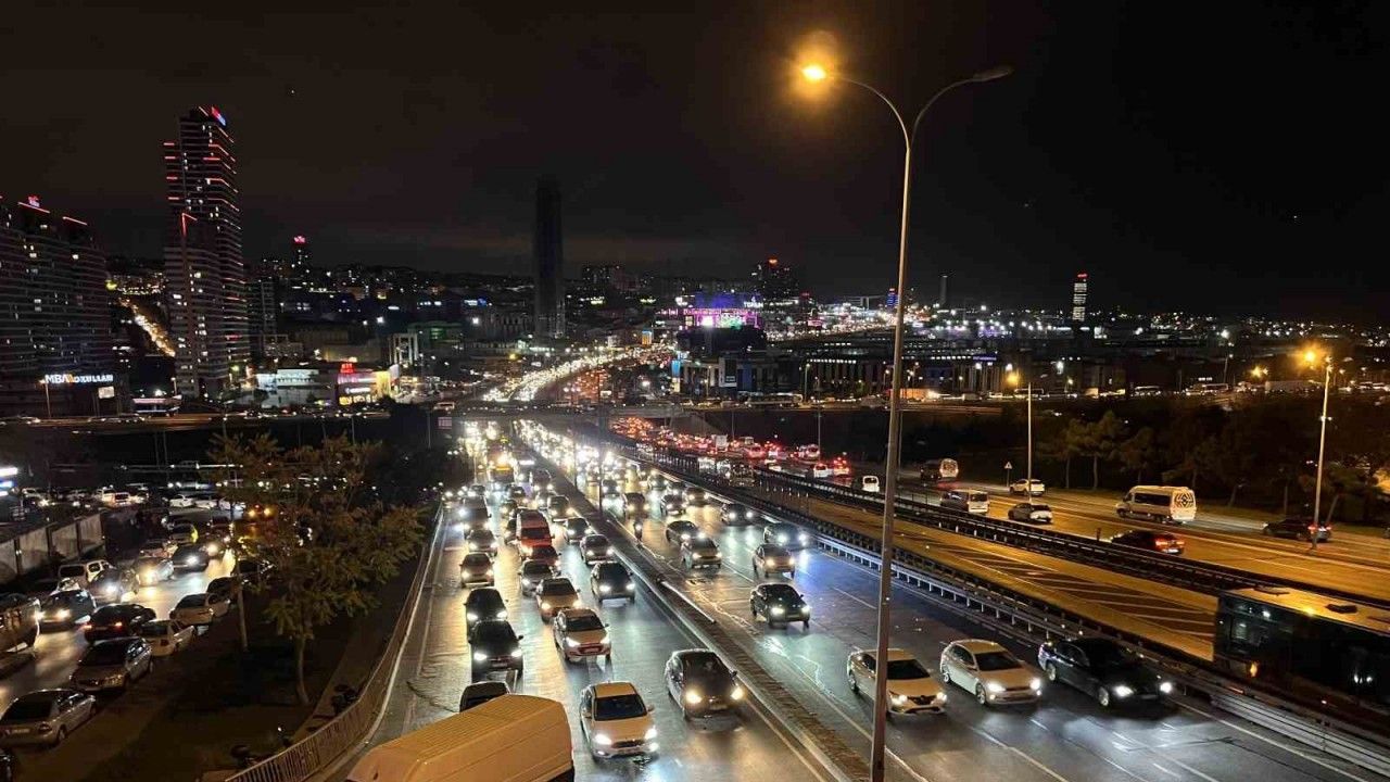 İstanbul’da trafik yoğunluğu havadan görüntülendi