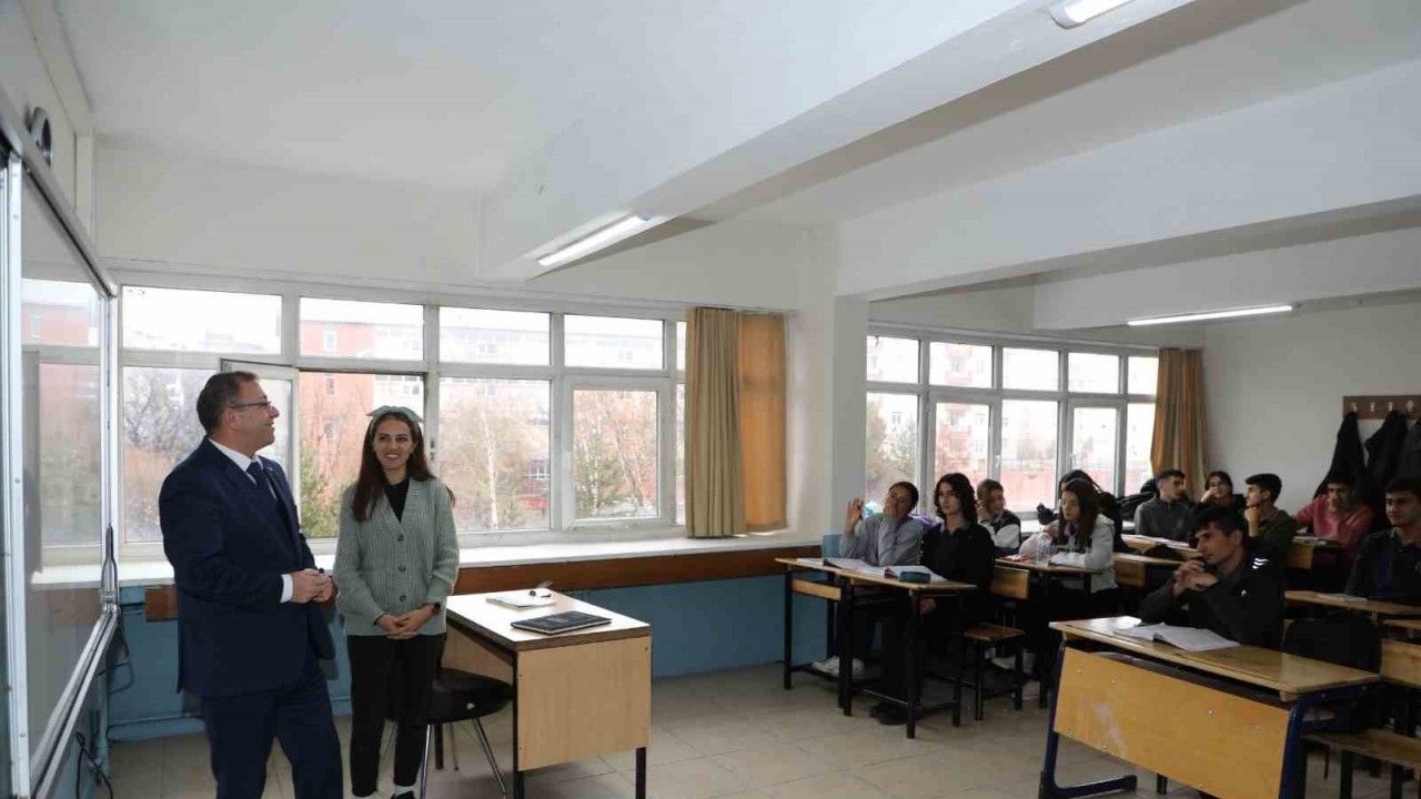 Kars Valisi Polat okul ziyaretlerini sürdürüyor