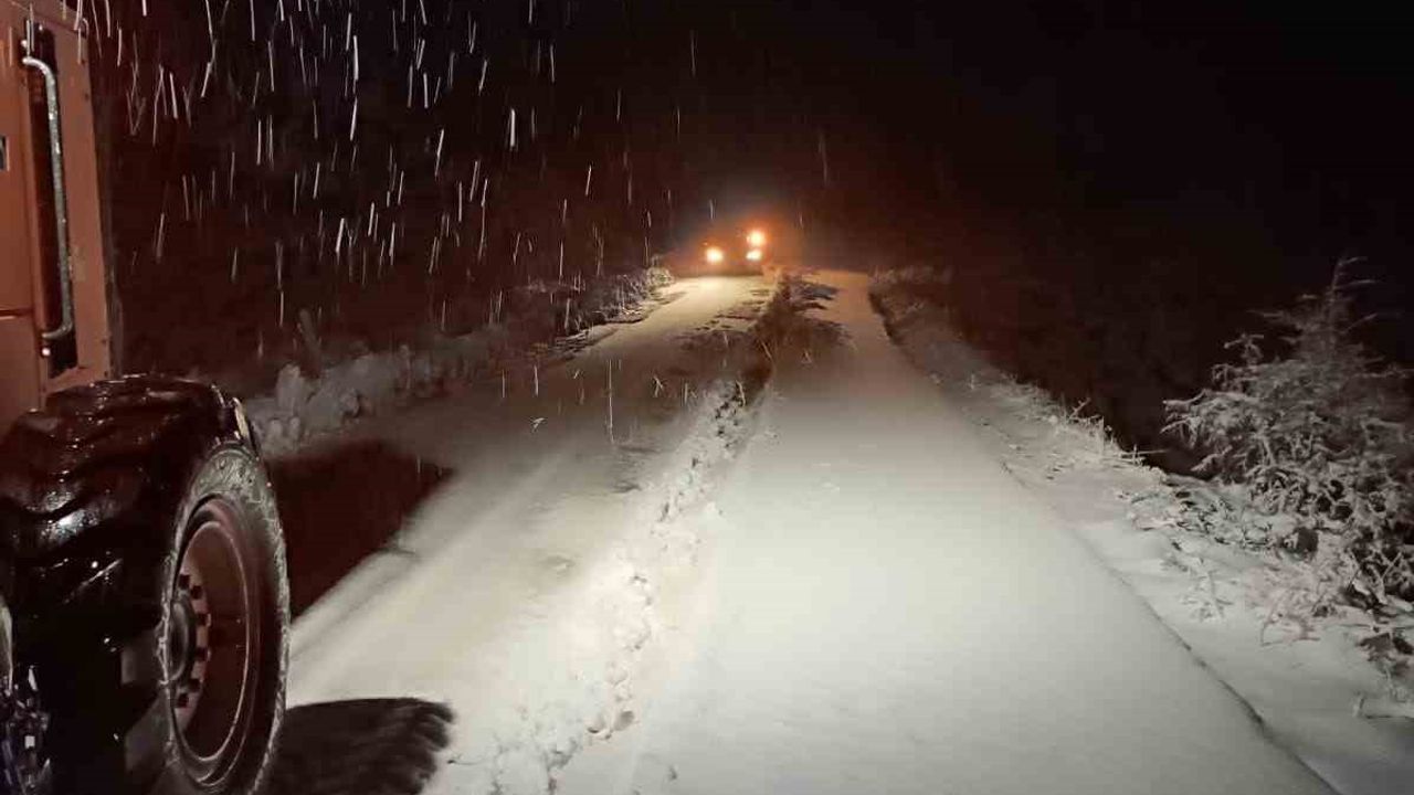 Siirt’te kar yağışı nedeniyle araçlar yolda mahsur kaldı