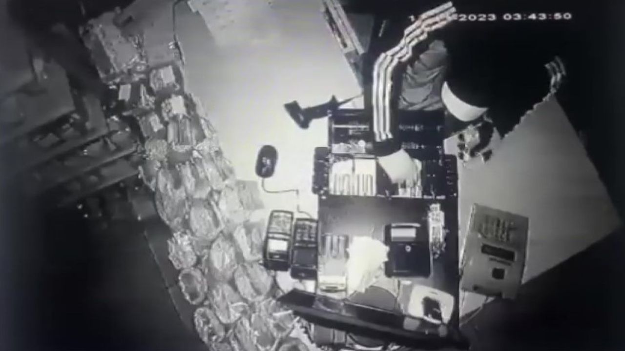 Sultanbeyli’de iş yerlerine dadanan hırsızın para çaldığı anlar kamerada