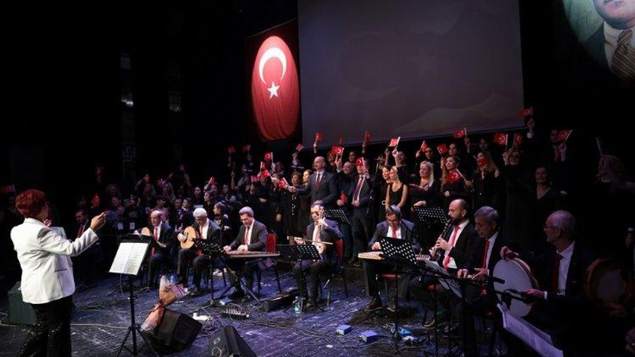 Atatürk'ün sevdiği şarkıları TEV Kocaeli Korosu seslendirdi
