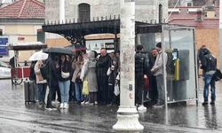 Taksim’de aniden başlayan yağmura vatandaşlar hazırlıksız yakalandı