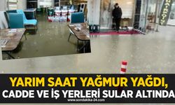 Yarım saat yağmur yağdı, cadde ve iş yerleri sular altında