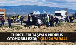 Turistleri taşıyan midibüs otomobili ezdi: 1 ölü 24 yaralı