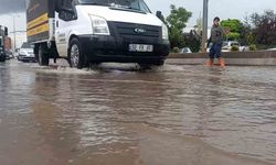 Kırıkkale’de aniden bastıran yağışta caddeler göle döndü