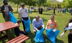 Beylikdüzü'nde çocuklar kıyıda sahil temizliği yaptı
