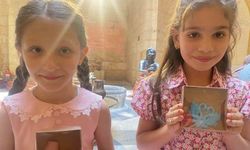 Çocuklar sabun yapımının inceliklerini öğreniyor