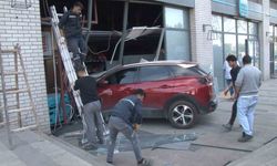 Sancaktepe’de freni boşalan araç markete çarptı
