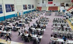 Türkiye’nin dört bir yanından Kocaeli’ye gelen sporcular satranç turnuvasında ter döküyor