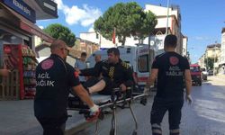 Aracın sıkıştırdığı motosiklet devrildi: 1 yaralı