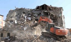 Elazığ’da ağır hasarlı binaların yıkımı devam ediyor