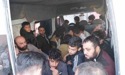 Evin duvarına çarparak durabilen minibüsten 19 göçmen çıktı