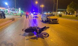 Otomobille çarpışan motosikletli genç ağır yaralandı