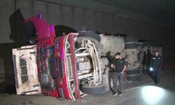 Tuzla’da alkollü sürücünün kullandığı hafriyat kamyonu devrildi: 1 yaralı