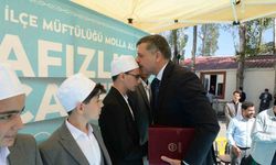 Vali Çiftçi, genç hâfızların alnından öperek, kendilerini tebrik etti