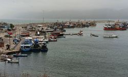 Şiddetli poyraz nedeniyle balıkçı tekneleri Amasra Limanı’na sığındı