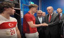 Cumhurbaşkanı Erdoğan Milli futbolcuları soyunma odasında ziyaret etti