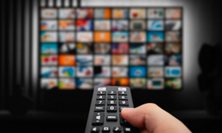 📺 Kızılcık Şerbeti mi, Arka Sokaklar mı? Televizyonlarda Cuma Rekabeti Zirvede