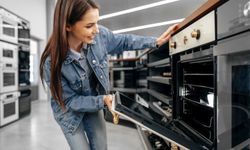Fırın kapağını açtıkça elektrik yanıyor! Bu alışkanlık cebini sessizce boşaltıyor…